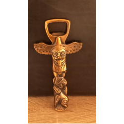 BOMA Totem Pfahl in Form eines Flaschenöffners