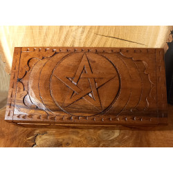 Holz-Kästchen mit einem Pentagramm, handgearbeitet aus Holz.