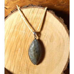 Labradorit- Edelstein -Anhänger in 925 Sterling Silber gefasst in harmonischer Form.