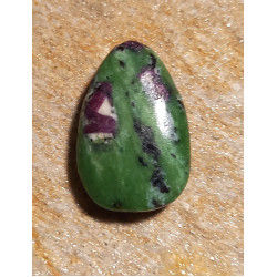 Rubin-Zoisit Stein mit Loch