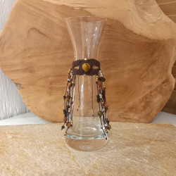Magische kleine Glaskaraffe mit handgeknüpftem Makramee ✨ Tigerauge & Glasperlen – Messingperlen-Unikat