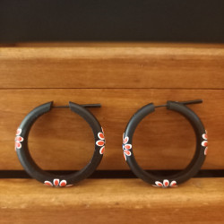 Holz-Stift-Creolen mit floralem Muster, Ø 38mm – Boho Ohrringe