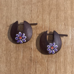 Holz-Stift-Creolen mit floralem Muster, ca. Ø 2 mm – aus dunklem Holz mit filigranen, violetten Blütenmotiv